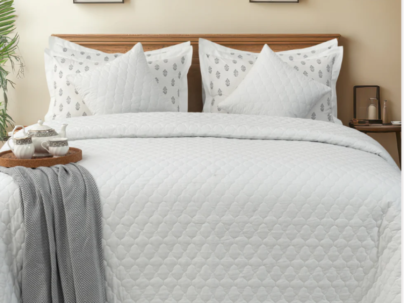 Design 6 — Microfiber, 90 GSM quilts manufactured by Royal Mills, India