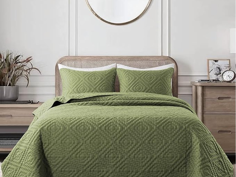 Design 4 — Microfiber, 90 GSM quilts manufactured by Royal Mills, India