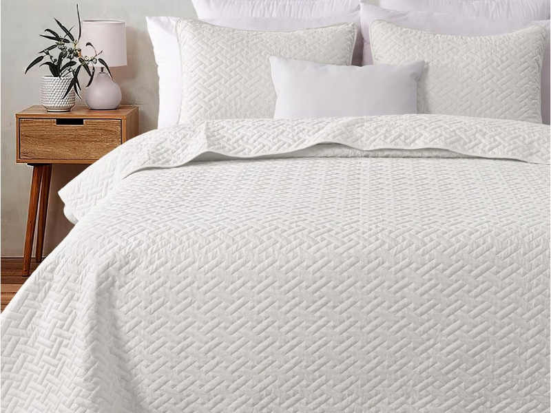 Design 7 — Microfiber, 90 GSM quilts manufactured by Royal Mills, India