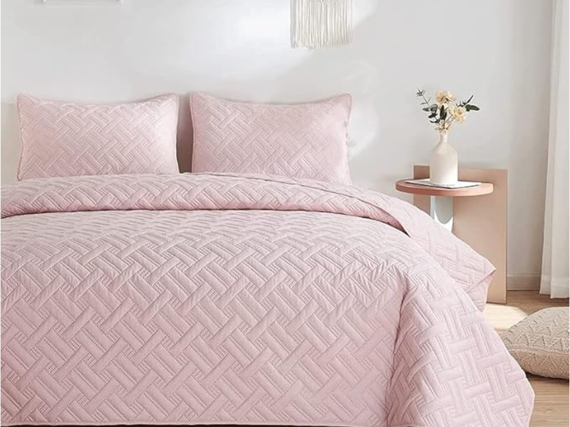 Design 3 — Microfiber, 90 GSM quilts manufactured by Royal Mills, India